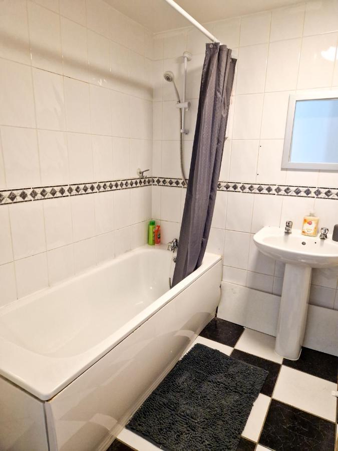 Spacious Apartment For Holiday And Contractor Groups In Salford - Private Parking - By Nmb Serviced Accommodation Manchester Exterior foto
