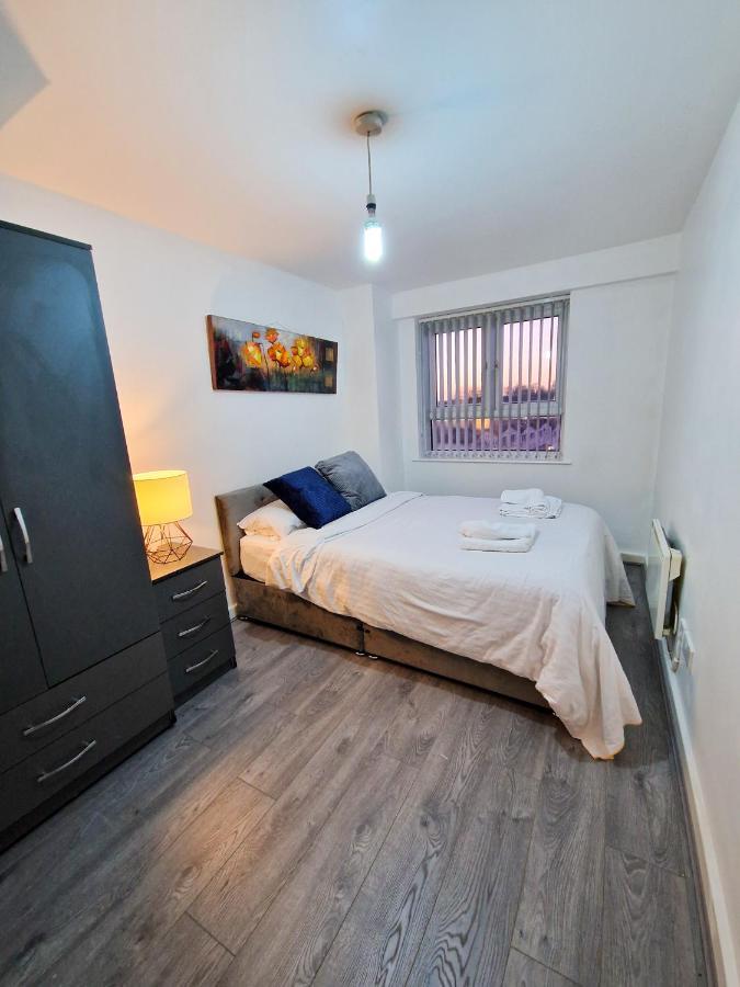 Spacious Apartment For Holiday And Contractor Groups In Salford - Private Parking - By Nmb Serviced Accommodation Manchester Exterior foto