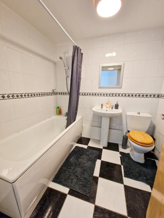 Spacious Apartment For Holiday And Contractor Groups In Salford - Private Parking - By Nmb Serviced Accommodation Manchester Exterior foto